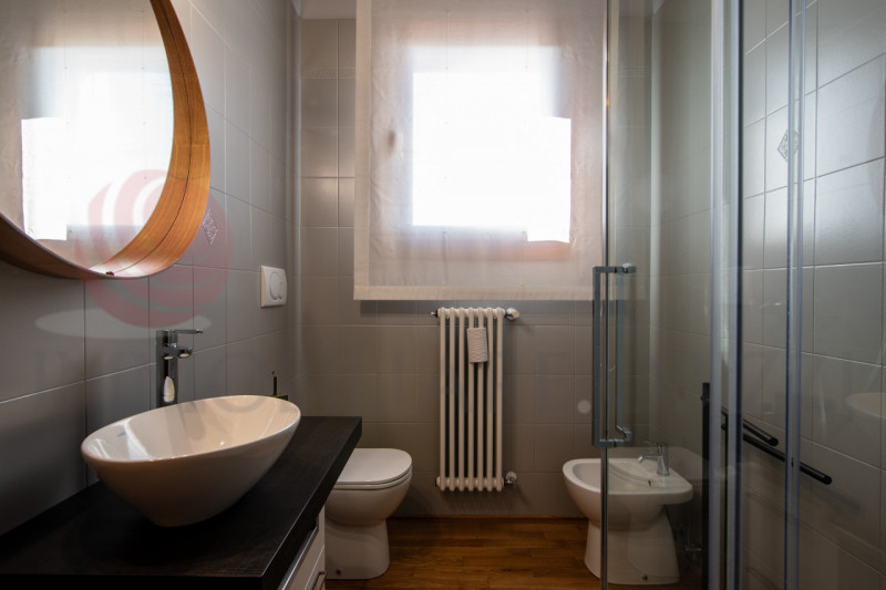 ZONA SAN GIACOMO, proponiamo in vendita appartamento al secondo ed ultimo piano, senza ascensore,...