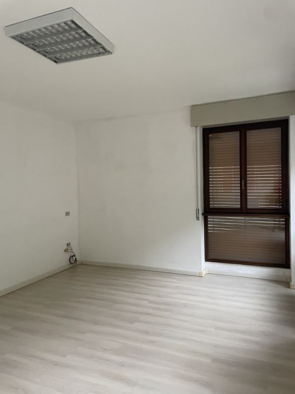 Scopri questa eccellente opportunità di vendita per un ufficio situato nel centro di Vittorio Ven...