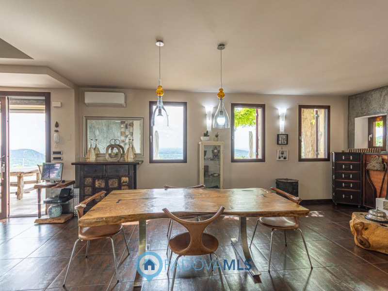 Immobile in esclusiva al Gruppo Padova MLS

Arquà Petrarca 

Immerso nel verde e affacciato su un...