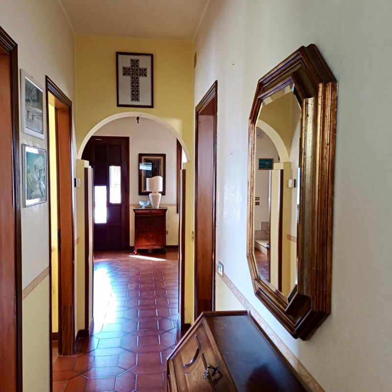 Scopri questa incantevole casa singola situata nel centro di Campagna Lupia, un'opportunità imper...