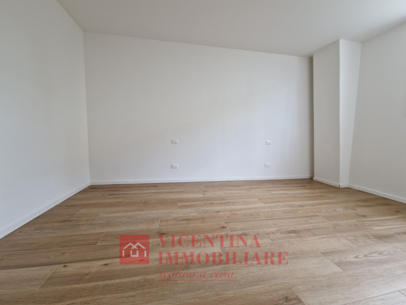 VICENZA -Anconetta : Nuovo, ampio e introvabile TRICAMERE in classe A3, al piano terra con ingres...