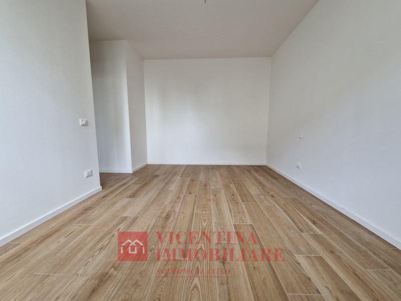 VICENZA -Anconetta : Nuovo, ampio e introvabile TRICAMERE in classe A3, al piano terra con ingres...