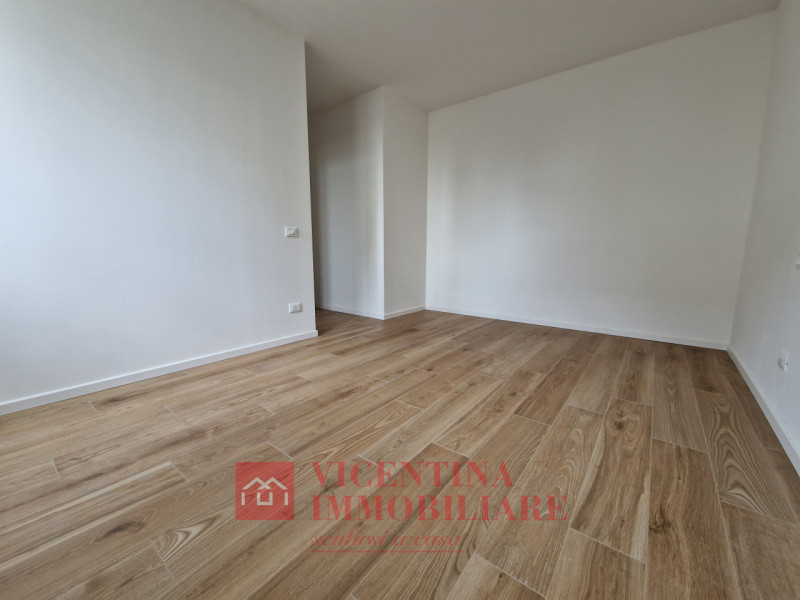 VICENZA -Anconetta : Nuovo, ampio e introvabile TRICAMERE in classe A3, al piano terra con ingres...