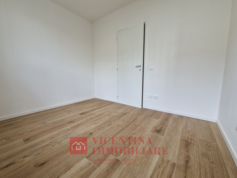 VICENZA -Anconetta : Nuovo, ampio e introvabile TRICAMERE in classe A3, al piano terra con ingres...