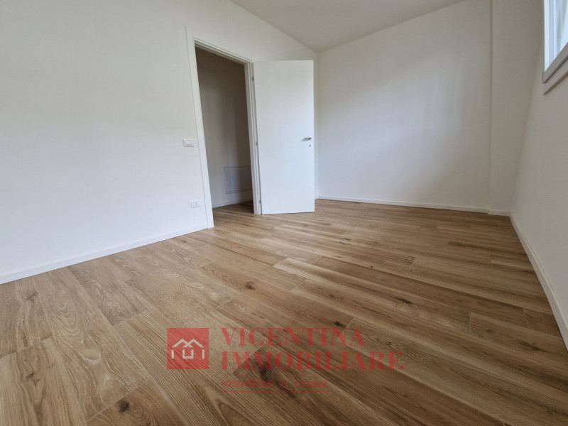 VICENZA -Anconetta : Nuovo, ampio e introvabile TRICAMERE in classe A3, al piano terra con ingres...