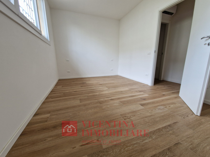 VICENZA -Anconetta : Nuovo, ampio e introvabile TRICAMERE in classe A3, al piano terra con ingres...