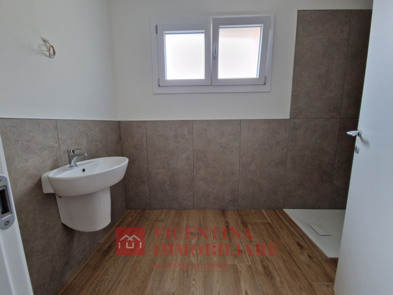 VICENZA -Anconetta : Nuovo, ampio e introvabile TRICAMERE in classe A3, al piano terra con ingres...