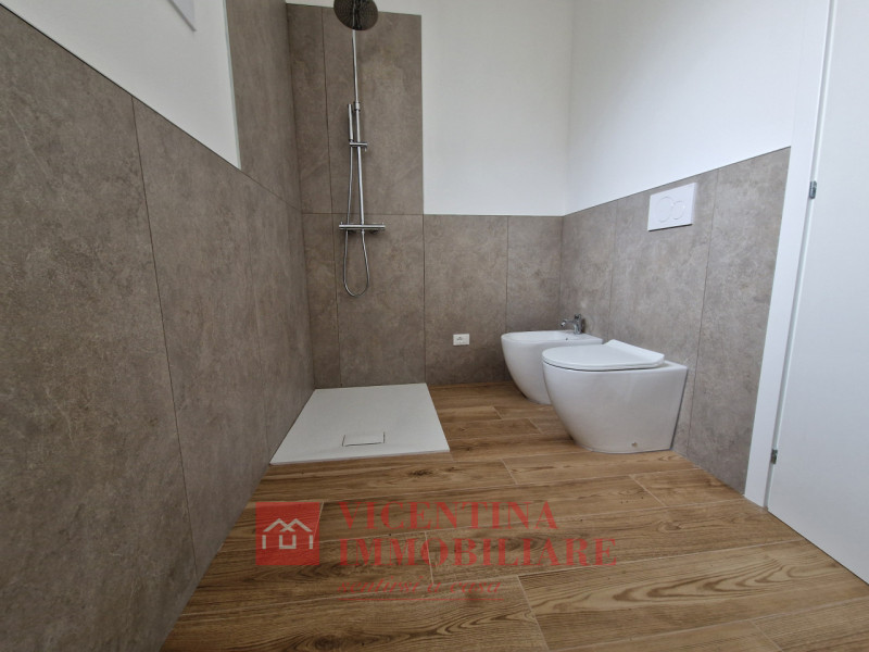 VICENZA -Anconetta : Nuovo, ampio e introvabile TRICAMERE in classe A3, al piano terra con ingres...