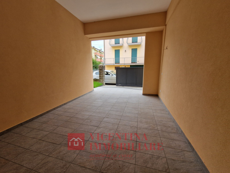 VICENZA -Anconetta : Nuovo, ampio e introvabile TRICAMERE in classe A3, al piano terra con ingres...