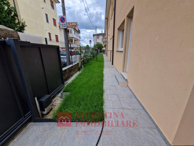 VICENZA -Anconetta : Nuovo, ampio e introvabile TRICAMERE in classe A3, al piano terra con ingres...