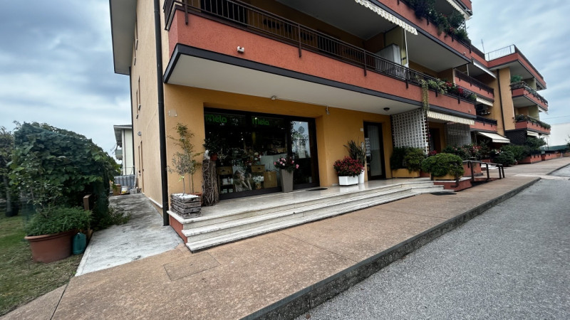 Opportunità d’investimento: negozio locato da oltre 18 anni ad una affermata e consolidata attivi...