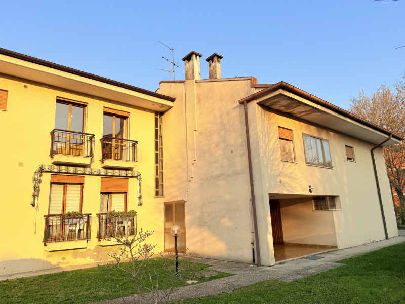 In zona tranquilla ma comodissima a tutti i servizi, proponiamo spazioso appartamento al terzo ed...