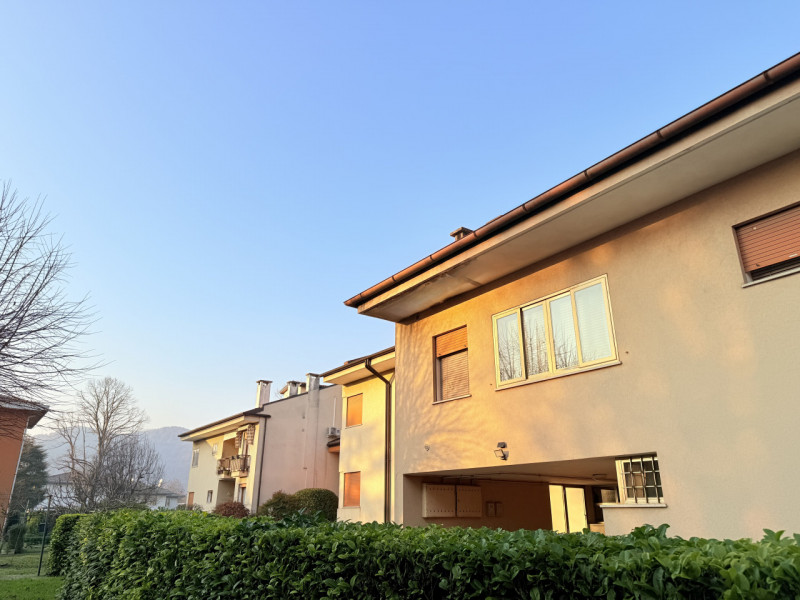 In zona tranquilla ma comodissima a tutti i servizi, proponiamo spazioso appartamento al terzo ed...