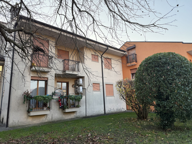 In zona tranquilla ma comodissima a tutti i servizi, proponiamo spazioso appartamento al terzo ed...