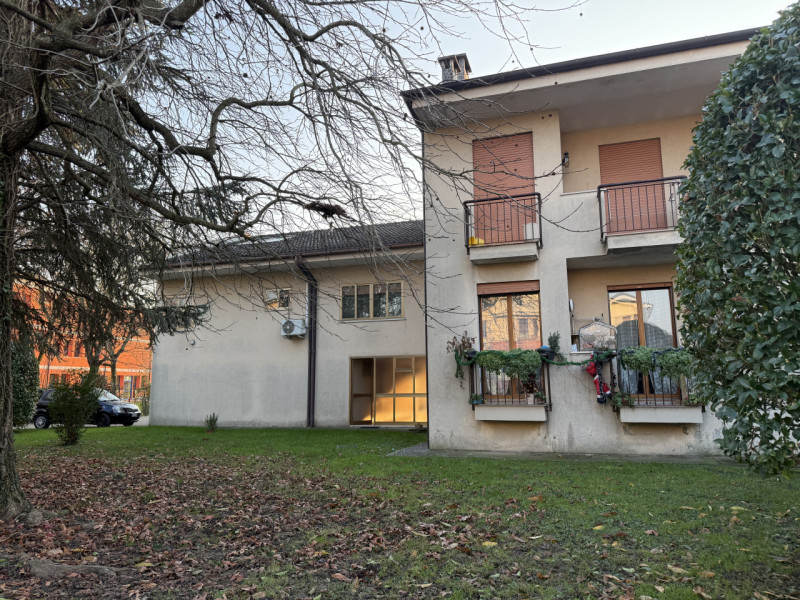 In zona tranquilla ma comodissima a tutti i servizi, proponiamo spazioso appartamento al terzo ed...