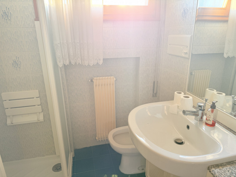 In zona tranquilla ma comodissima a tutti i servizi, proponiamo spazioso appartamento al terzo ed...