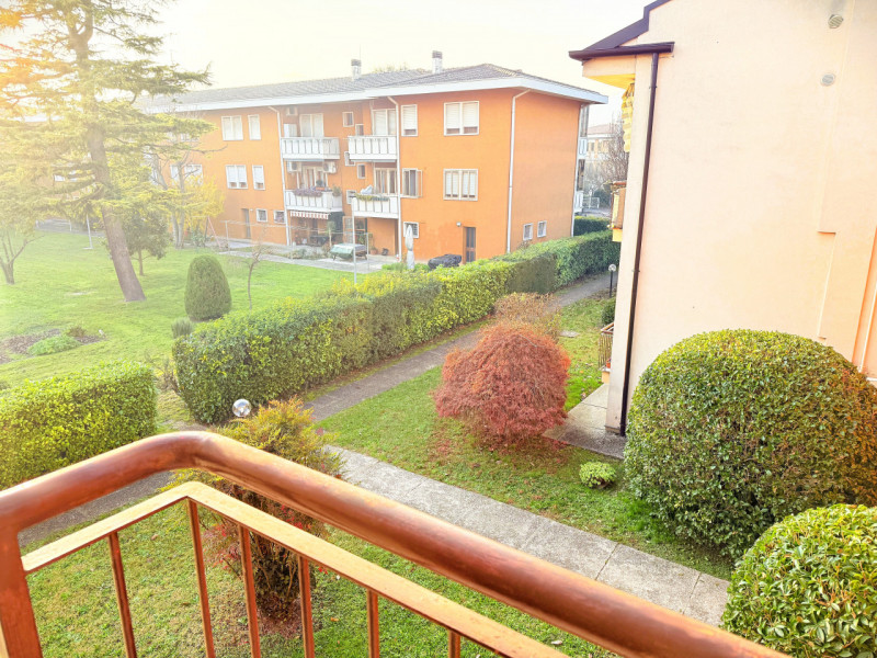 In zona tranquilla ma comodissima a tutti i servizi, proponiamo spazioso appartamento al terzo ed...