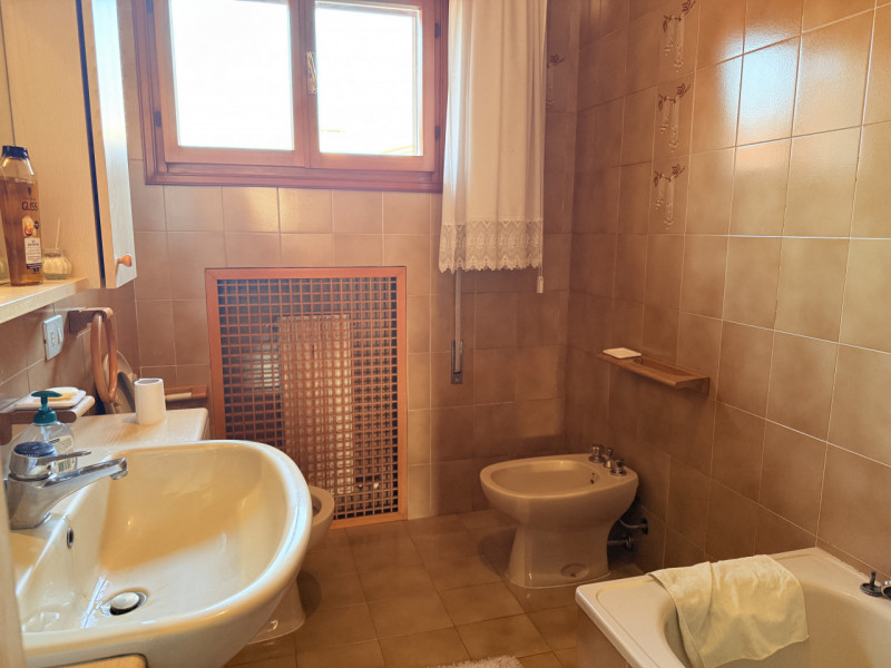 In zona tranquilla ma comodissima a tutti i servizi, proponiamo spazioso appartamento al terzo ed...