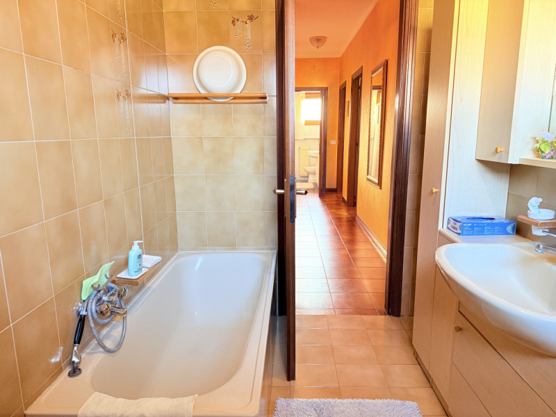 In zona tranquilla ma comodissima a tutti i servizi, proponiamo spazioso appartamento al terzo ed...