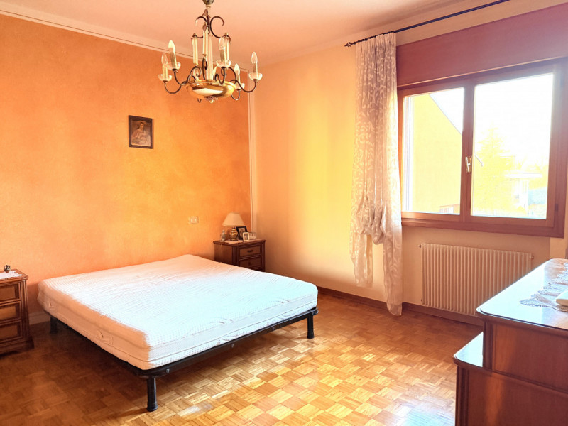 In zona tranquilla ma comodissima a tutti i servizi, proponiamo spazioso appartamento al terzo ed...