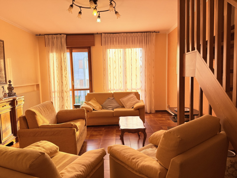 In zona tranquilla ma comodissima a tutti i servizi, proponiamo spazioso appartamento al terzo ed...