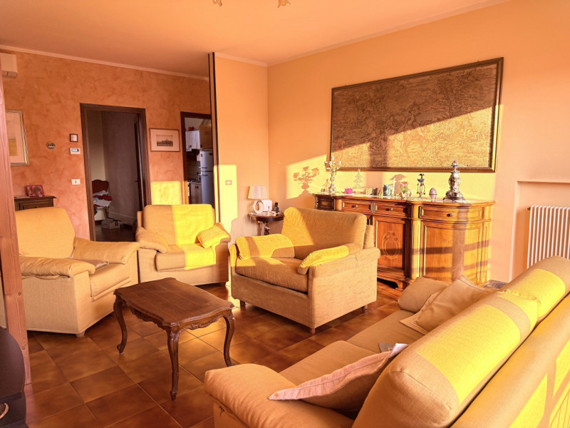 In zona tranquilla ma comodissima a tutti i servizi, proponiamo spazioso appartamento al terzo ed...