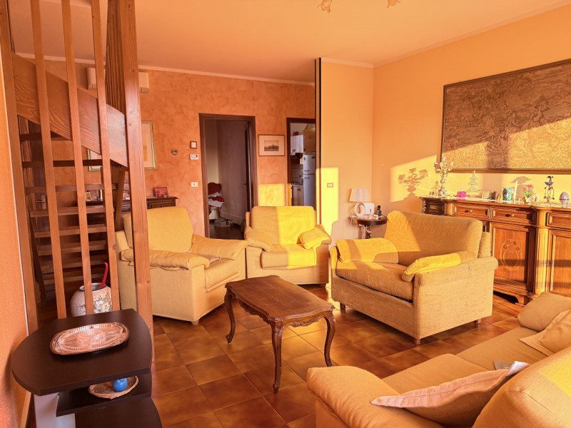 In zona tranquilla ma comodissima a tutti i servizi, proponiamo spazioso appartamento al terzo ed...