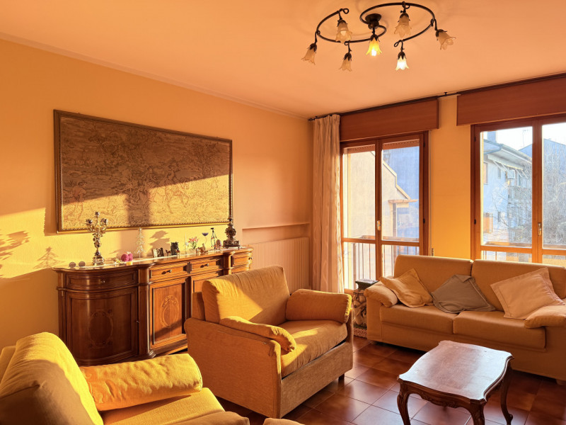 In zona tranquilla ma comodissima a tutti i servizi, proponiamo spazioso appartamento al terzo ed...