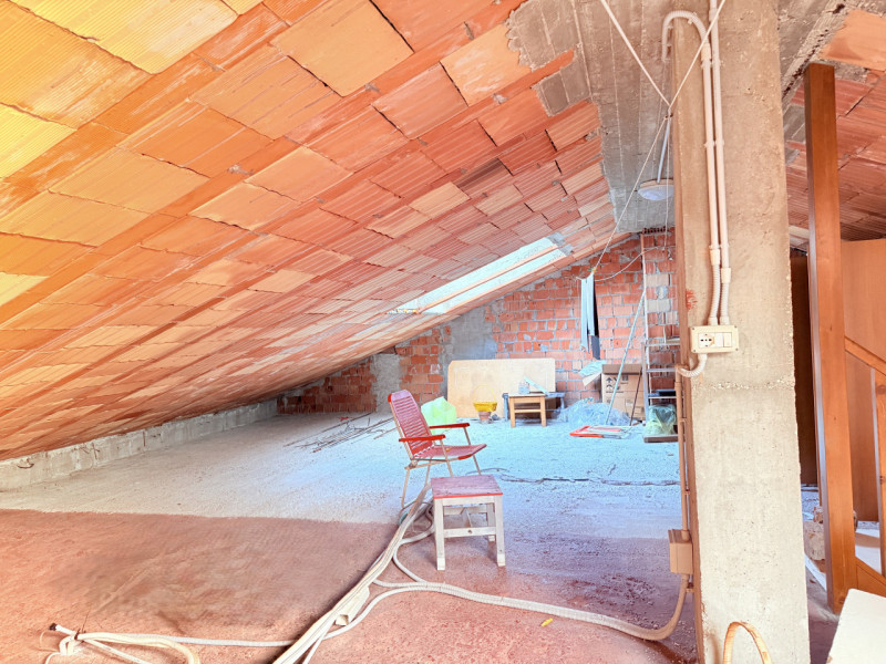 In zona tranquilla ma comodissima a tutti i servizi, proponiamo spazioso appartamento al terzo ed...