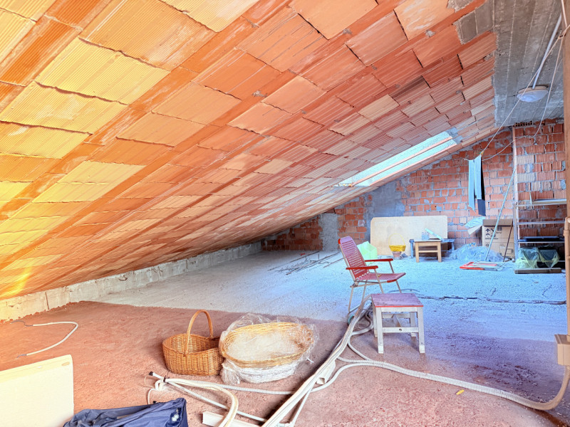 In zona tranquilla ma comodissima a tutti i servizi, proponiamo spazioso appartamento al terzo ed...