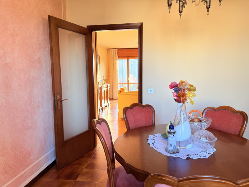 In zona tranquilla ma comodissima a tutti i servizi, proponiamo spazioso appartamento al terzo ed...