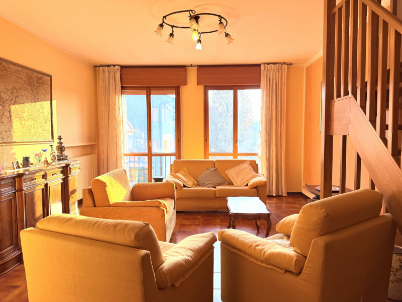 In zona tranquilla ma comodissima a tutti i servizi, proponiamo spazioso appartamento al terzo ed...