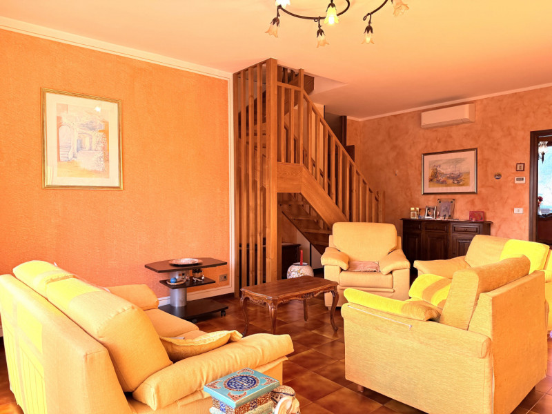 In zona tranquilla ma comodissima a tutti i servizi, proponiamo spazioso appartamento al terzo ed...