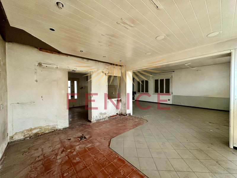 Fenice Immobiliare è felice di presentarvi questo locale situato nella zona di Signoressa, frazio...
