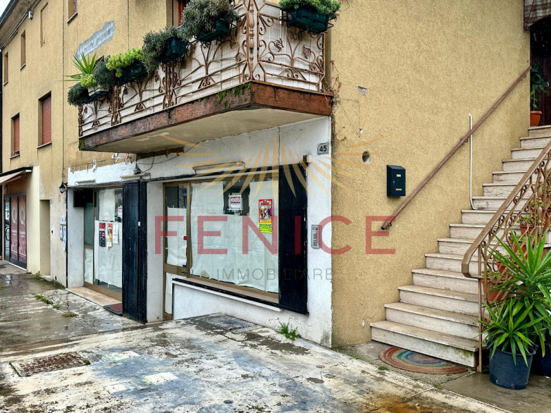 Fenice Immobiliare è felice di presentarvi questo locale situato nella zona di Signoressa, frazio...