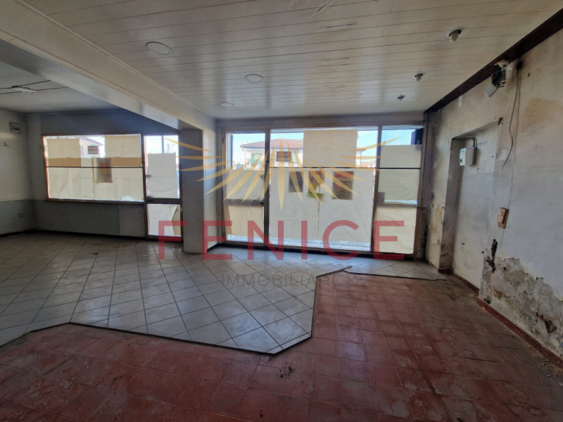 Fenice Immobiliare è felice di presentarvi questo locale situato nella zona di Signoressa, frazio...