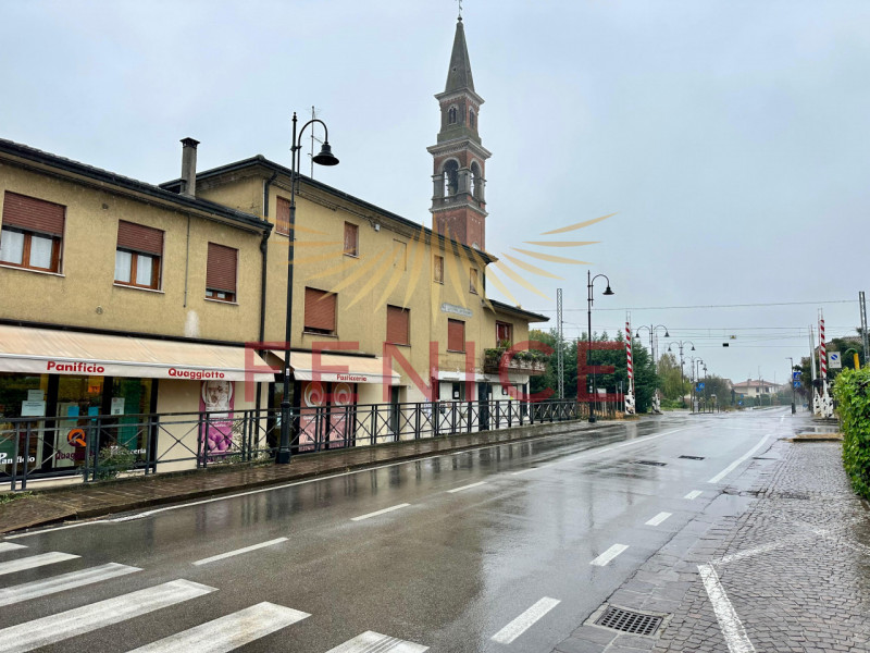 Fenice Immobiliare è felice di presentarvi questo locale situato nella zona di Signoressa, frazio...