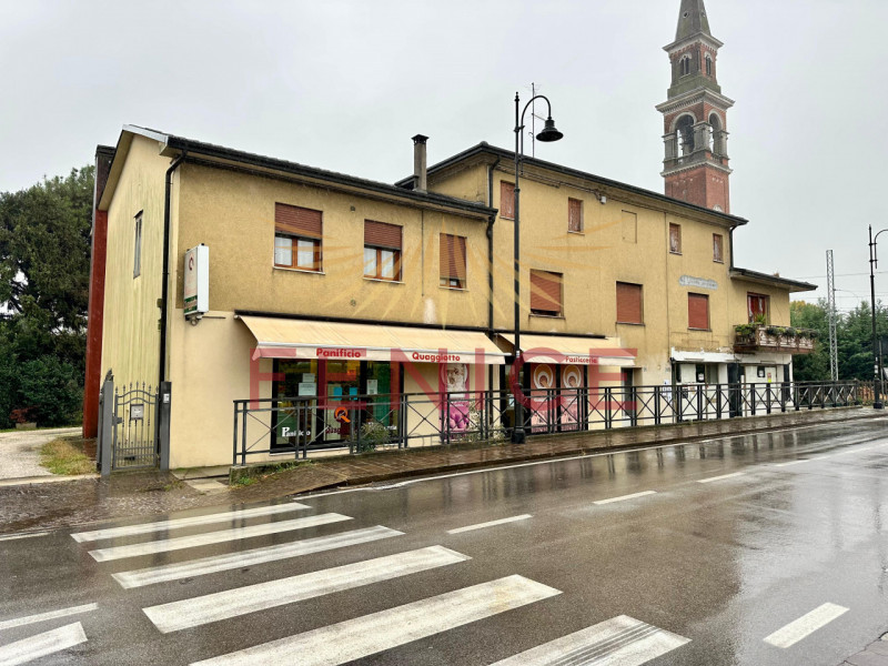 Fenice Immobiliare è felice di presentarvi questo locale situato nella zona di Signoressa, frazio...