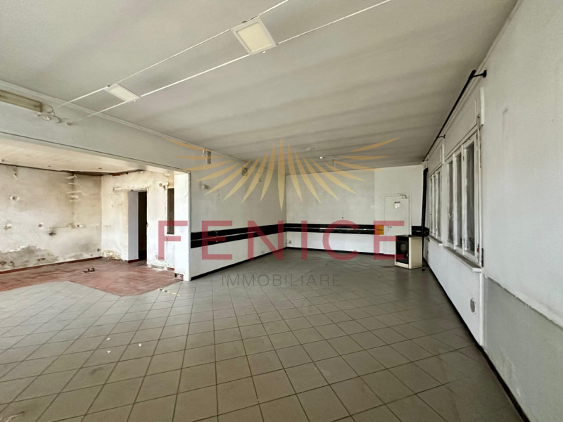 Fenice Immobiliare è felice di presentarvi questo locale situato nella zona di Signoressa, frazio...