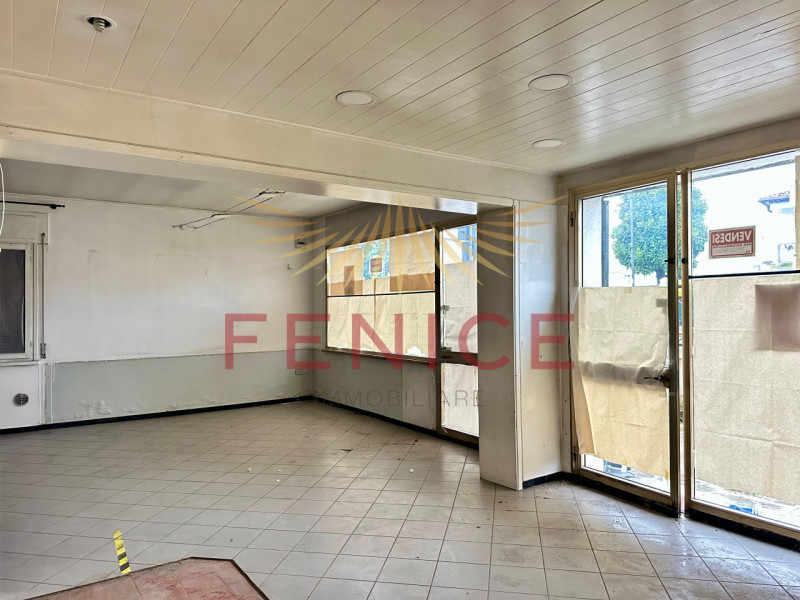 Fenice Immobiliare è felice di presentarvi questo locale situato nella zona di Signoressa, frazio...