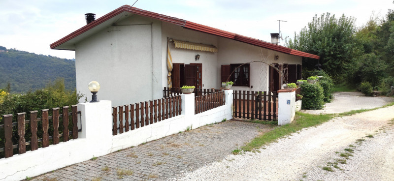 Incastonata nel cuore delle splendide colline di Castelgomberto, proponiamo in vendita una magnif...