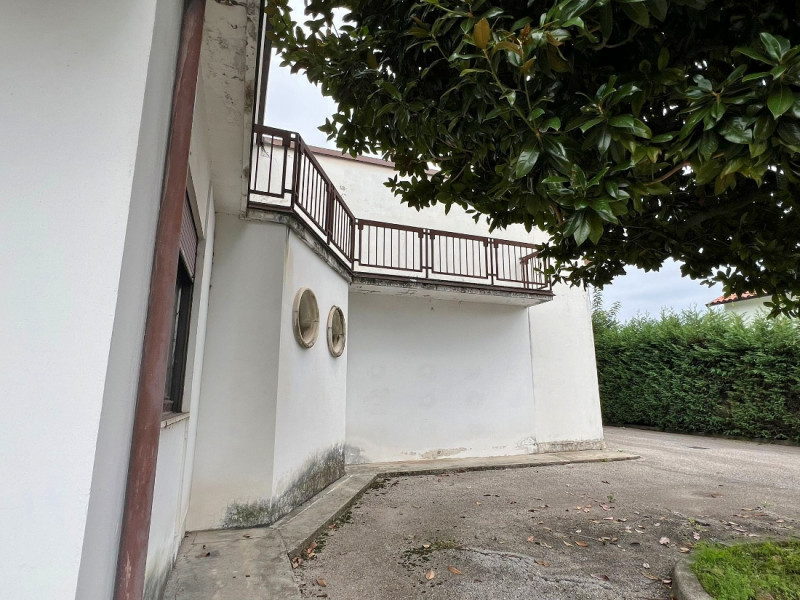 ABITAZIONE CON PERTINENZIALE CAPANNONE ARTIGIANALE IN ZONA CENTRALE A MALO - Rif. 8296

In zona c...