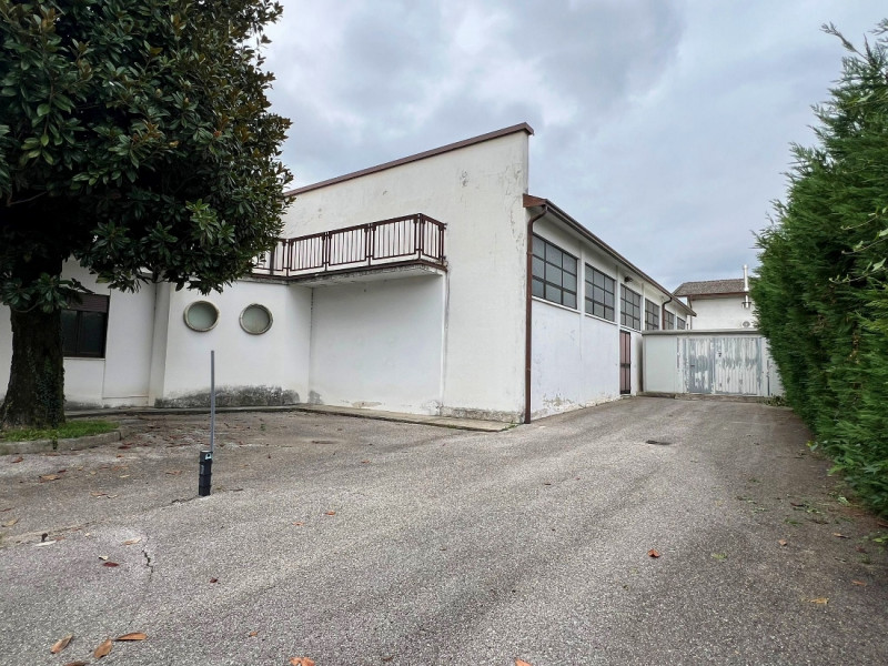 ABITAZIONE CON PERTINENZIALE CAPANNONE ARTIGIANALE IN ZONA CENTRALE A MALO - Rif. 8296

In zona c...