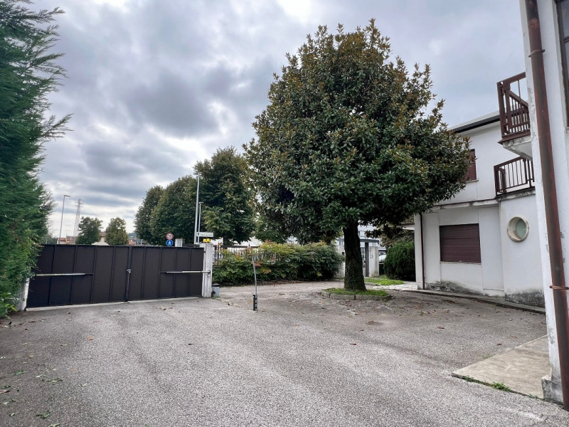 ABITAZIONE CON PERTINENZIALE CAPANNONE ARTIGIANALE IN ZONA CENTRALE A MALO - Rif. 8296

In zona c...