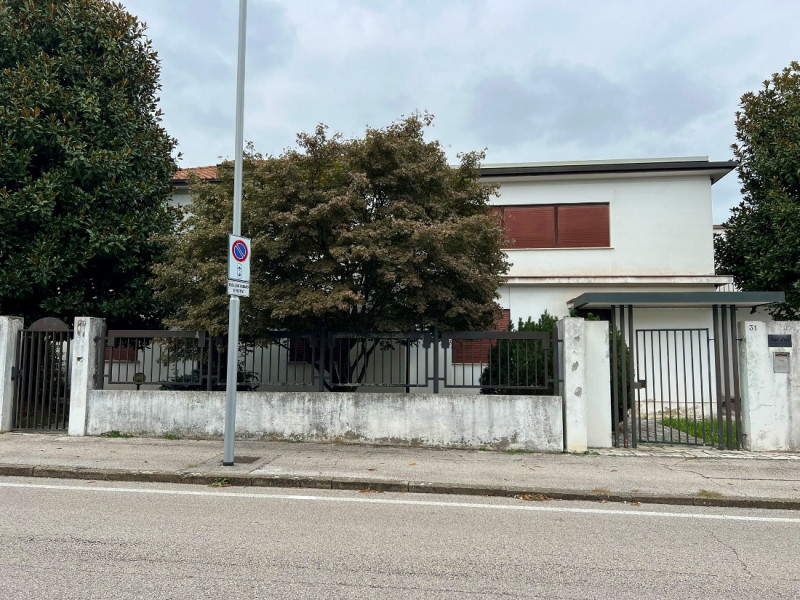 ABITAZIONE CON PERTINENZIALE CAPANNONE ARTIGIANALE IN ZONA CENTRALE A MALO - Rif. 8296

In zona c...