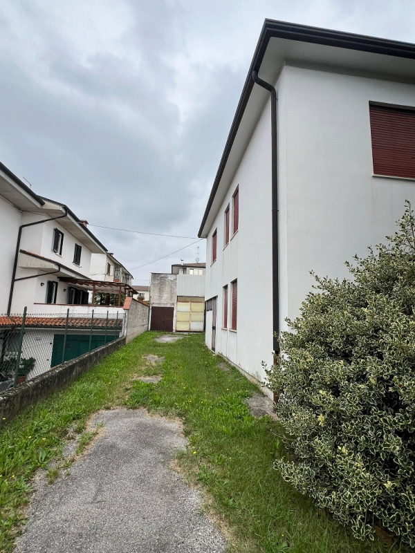 ABITAZIONE CON PERTINENZIALE CAPANNONE ARTIGIANALE IN ZONA CENTRALE A MALO - Rif. 8296

In zona c...