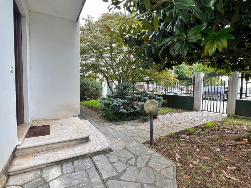 ABITAZIONE CON PERTINENZIALE CAPANNONE ARTIGIANALE IN ZONA CENTRALE A MALO - Rif. 8296

In zona c...