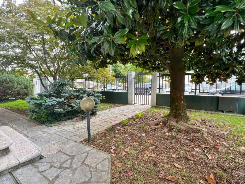 ABITAZIONE CON PERTINENZIALE CAPANNONE ARTIGIANALE IN ZONA CENTRALE A MALO - Rif. 8296

In zona c...