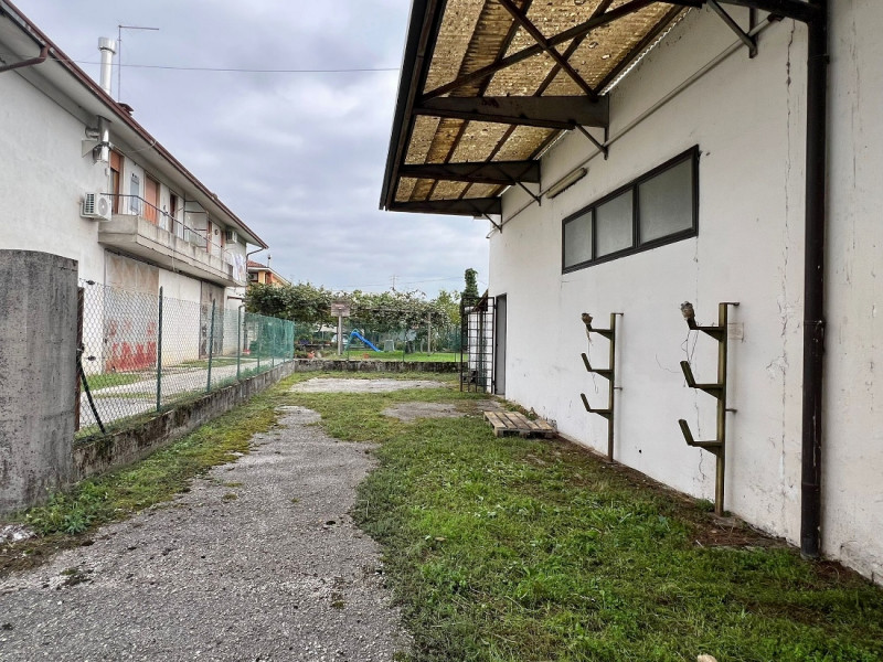 ABITAZIONE CON PERTINENZIALE CAPANNONE ARTIGIANALE IN ZONA CENTRALE A MALO - Rif. 8296

In zona c...