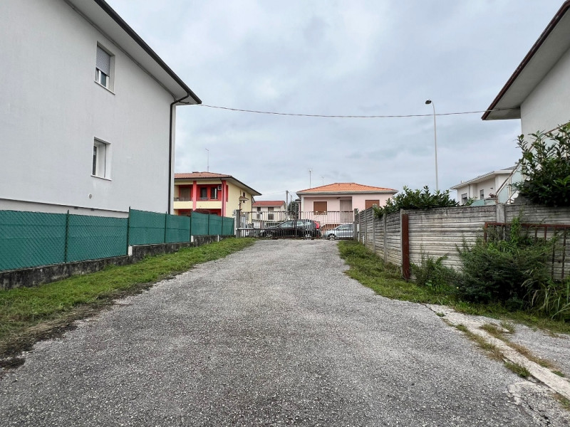 ABITAZIONE CON PERTINENZIALE CAPANNONE ARTIGIANALE IN ZONA CENTRALE A MALO - Rif. 8296

In zona c...